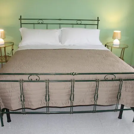 Ari Bed & Breakfast *